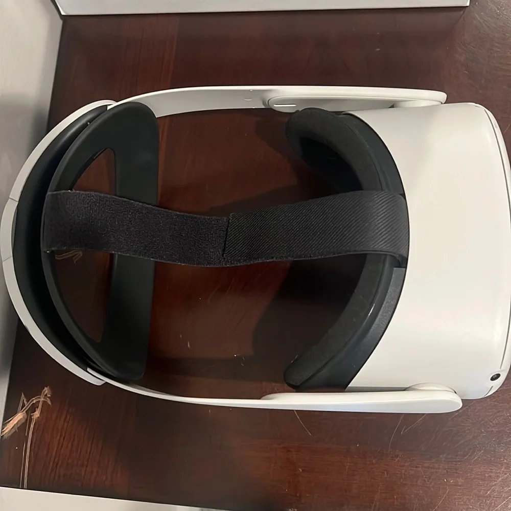 Oculus with elite strap but no case great condition and comes with controllers
